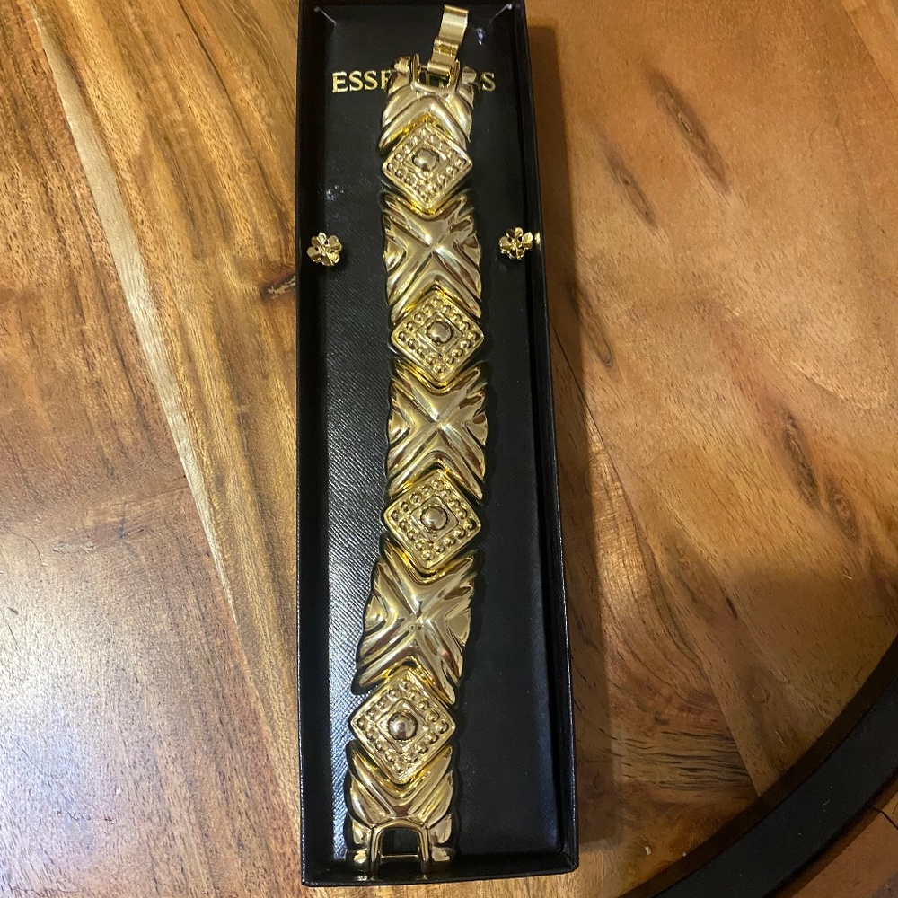 Gold tone bracelet & earrings set. Vintage 80s